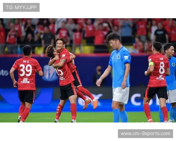 成都蓉城严鼎皓助攻前锋头球得分：场上默契成就胜利一击