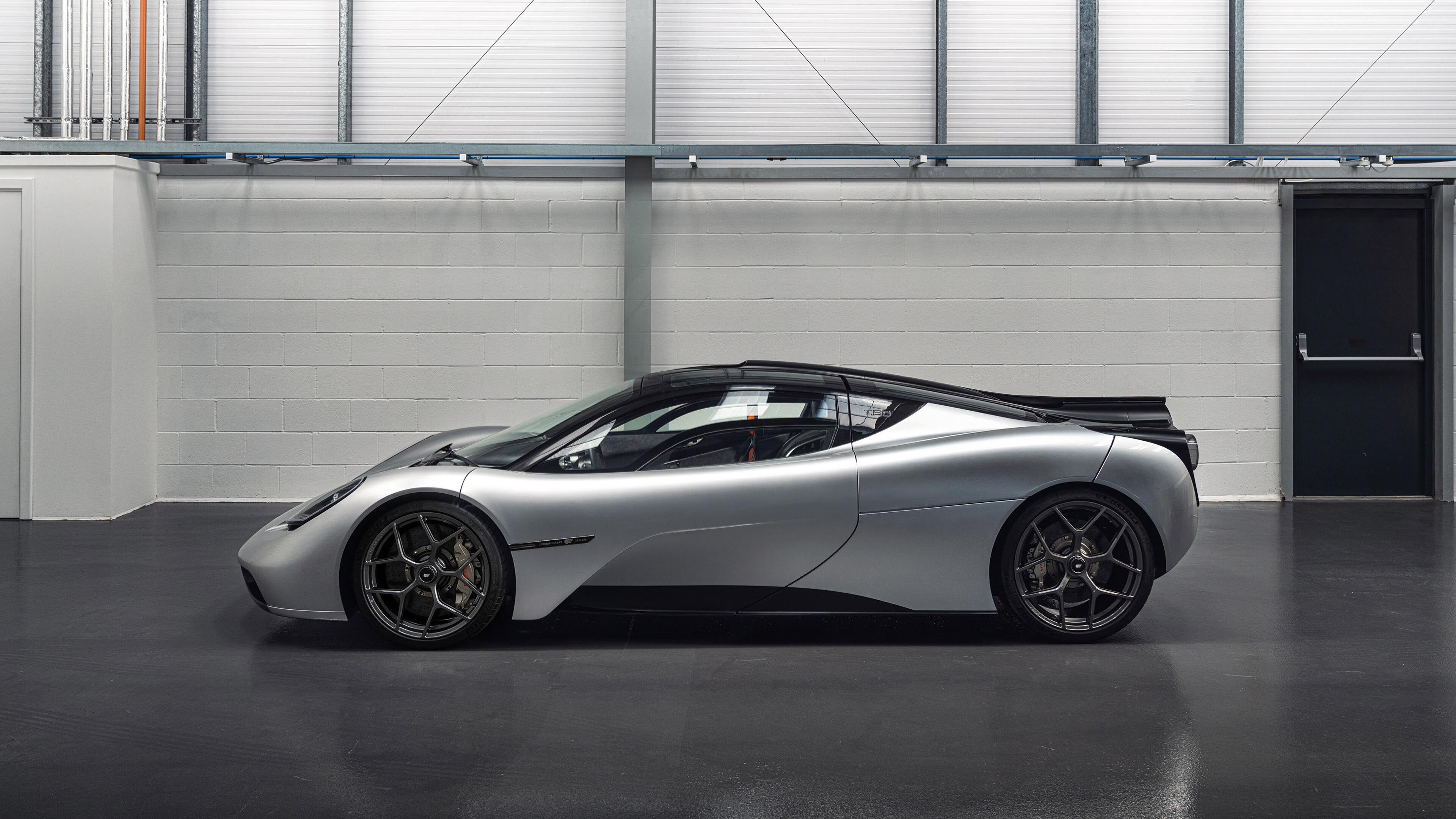 全球足球联合会推动普及女子足球,吸引大批年轻女性加入,全球各国女足联赛